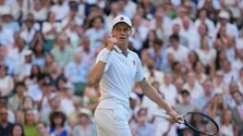 Jannik Sinner obhájil titul vo Wimbledone, Alexandra Zvereva zdolal po štvorsetovej bitke