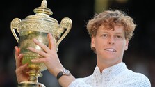 Jannik Sinner obhájil titul vo Wimbledone, Alexandra Zvereva zdolal po štvorsetovej bitke