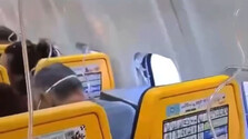 Lietadlu sa po štarte rozbilo okno. Cestujúceho, ktorého vtiahol tlak, pomáhali držať ostatní pasažieri