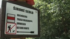 Opravu tatranského chodníka nad Hrebienkom vo Vysokých Tatrách komplikujú nedisciplinovaní turisti