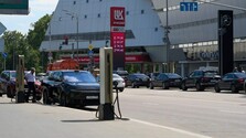 Po útokoch na rafinérie Rusko obmedzilo vývoz nafty. Dopady môžu pocítiť aj európski motoristi