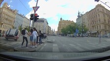 VIDEO: Internetom koluje video nehody českého politika Turka, letiace vozidlo tesne minulo chodcov