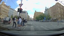 VIDEO: Internetom koluje video nehody českého politika Turka, letiace vozidlo tesne minulo chodcov