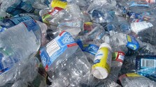 Balená alebo z vodovodu? Odborník z SAV vysvetľuje, ktorá voda obsahuje viac mikroplastov a aký majú na nás vplyv