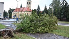 FOTO/VIDEO: Humenné zasiahla silná búrka s krupobitím, vyvracala stromy a zaplavila ulice