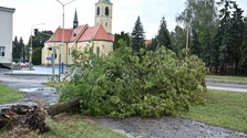 FOTO/VIDEO: Humenné zasiahla silná búrka s krupobitím, vyvracala stromy a zaplavila ulice