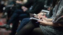 Izraelský parlament schválil kontroverzný zákon o médiách, vláda nad nimi bude mať väčšiu kontrolu