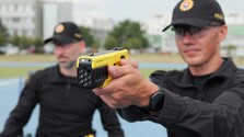 Majú byť účinnejšie a bezpečnejšie: Polícia dostane do výbavy nové paralyzéry
