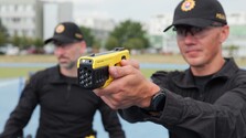 Majú byť účinnejšie a bezpečnejšie: Polícia dostane do výbavy nové paralyzéry