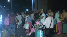 Na dovolenku neodleteli: Cestujúci na popradskom letisku čakali na odlet desať hodín. Nakoniec ostali na Slovensku