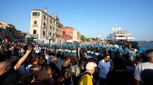Neželaná ukážka amerického bohatstva a vplyvu: Ľudia v Benátkach protestovali proti veľvyslancovi so superjachtou
