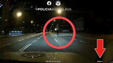 VIDEO: Kolobežkár unikal pred policajtmi rýchlosťou 100 km/h, zastavil ho až náraz do odstaveného nákladiaka