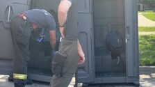 VIDEO: Muž v USA uviazol v latríne. Snažil sa z nej vyloviť fľašu limonády