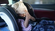 Zabudnúť dieťa v aute môže aj milujúci rodič. Psychológovia vysvetľujú, čo sa deje v ľudskom mozgu