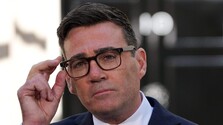 Andy Burnham sľubuje ukončiť bezdomovectvo v Británii. Nerobí to prvýkrát