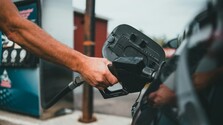 Ceny palív stúpajú čoraz viac. Podľa analytikov to bude ešte horšie
