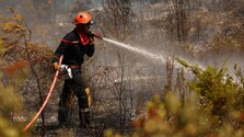 FOTO: Francúzsko a Španielsko evakuovali pre lesné požiare viac ako dvestotisíc ľudí. Požiare stále nedostali pod kontrolu