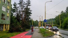 Intenzívne búrky sú na Slovensku čoraz častejšie. Hasiči upozorňujú na najväčšie riziká a radia, ako sa chrániť