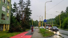 Intenzívne búrky sú na Slovensku čoraz častejšie. Hasiči upozorňujú na najväčšie riziká a radia, ako sa chrániť