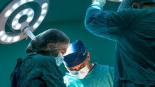 Kuriózny prípad vo Francúzsku: Dievčaťu mali operovať členok, zobudila sa so štyrmi vytrhnutými zubami