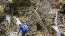 Pohyb v Slovenskom raji uľahčujú rebríky a stúpačky. Karol Hric opísal, ako zariadenia kedysi montovali