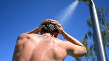 Pokožke môže v lete uškodiť nedostatočná ochrana proti slnku, ale aj vlhké plavky, upozornila dermatologička