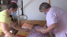 Poznáme profesie, ktoré poberajú najnižšie platy: Medzi najhoršie platené patria aj opatrovateľky