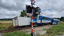VIDEO: V českej obci sa zrazil vlak s nákladným autom. Vodič pred zrážkou vôbec nebrzdil