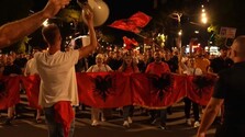 Albánci sú v uliciach už dva mesiace. Vláde vyčítajú korupciu aj luxusné komplexy v chránených oblastiach