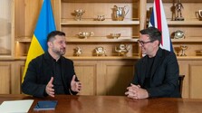 Británia ďalej stojí pri Ukrajine, povedal Zelenskému nový premiér Burnham. Hovorili aj o spolupráci v oblasti dronov