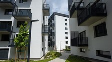 Bývanie na Slovensku dlhodobo zdražuje, na byt nemusí stačiť ani dobrý plat. NBS chce prvokupujúcim pomôcť