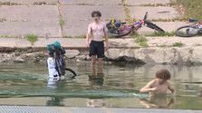 Frekventovaná kompa na Záhorí opäť nepremáva. Mnohí ľudia sa brodia cez rieku aj s bicyklami na chrbte