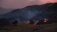 Hasenie požiaru na juhu Kréty komplikuje silný vietor. Evakuovať museli približne osemtisíc ľudí
