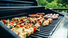 Leto je obdobím grilovačiek, zmrzliny a drinkov: Doprajme si, ale dbajme na vyvážený jedálniček, radí výživová poradkyňa