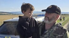 Trojročného chlapca, ktorý sa stratil v kukuričnom poli, našli živého