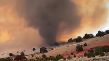 Video: Hasenie požiaru v štáte Utah skomplikoval vzácny jav, ohnivé tornádo spálilo rozsiahlu plochu
