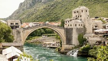 VIDEO: Skokani v bosnianskom Mostare sa vrhali do rieky z historického mosta