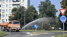 Extrémne horúčavy trápia viaceré mestá a obce. Ako ochladzujú svoje vonkajšie priestory?