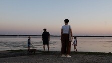 Extrémne nízka hladina Dunaja láka ľudí na kúpanie. Záchranári varujú, že riziko utopenia zostáva vysoké
