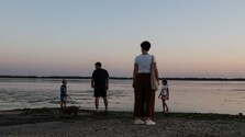 Extrémne nízka hladina Dunaja láka ľudí na kúpanie. Záchranári varujú, že riziko utopenia zostáva vysoké