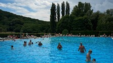 Hygienici upozorňujú na desiatky nevyhovujúcich kúpalísk. K najväčším hrozbám patria mykóza a kožné infekcie