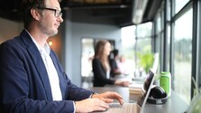 Inšpektoráty práce môžu oddnes kontrolovať, či firmy dodržiavajú pravidlá rovnakého odmeňovania žien a mužov