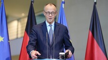 Nemecký kancelár Merz čelí silnejúcej kritike pre štátnickú neschopnosť. Jeho dôvera v udržanie jednotnosti klesá