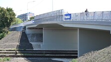 V Seredi otvorili nový most ponad železnicu. Znamená to však aj návrat spoplatnenia úseku R1
