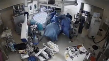 VIDEO: Zemetrasenie v Japonsku zastihlo lekárov uprostred operácie, pacienta chránili vlastnými telami