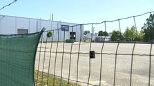 Chatári v Komárne majú za suseda priemyselnú halu: Sťažujú sa na hluk a obávajú sa vplyvov výroby