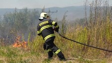 Hasiči tvrdia, že požiare pri osadách zakladajú ich obyvatelia. Dokonca na nich útočia kameňmi, keď bojujú s ohňom