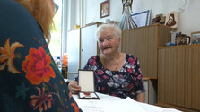 Má takmer 90 rokov a stále pomáha druhým, spolu s ďalšími seniorkami si založila občianske združenie