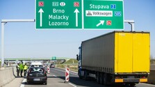 Na vyťaženom bratislavskom moste čakajú na vodičov kolóny