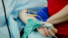 Nová infúzia dokáže dostať pod kontrolu niektoré nádory a napadnúť ich, na vývoji sa podieľa aj Slovák